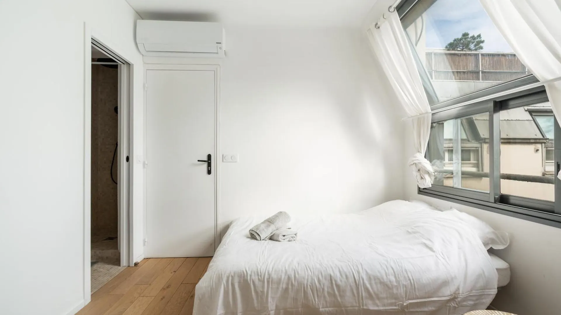 A Cosy Near Trocadero Apartment